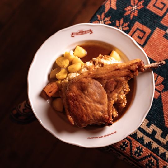 Crispy duck with potatoes on a Heemelrijck plate, Amsterdam since 1949